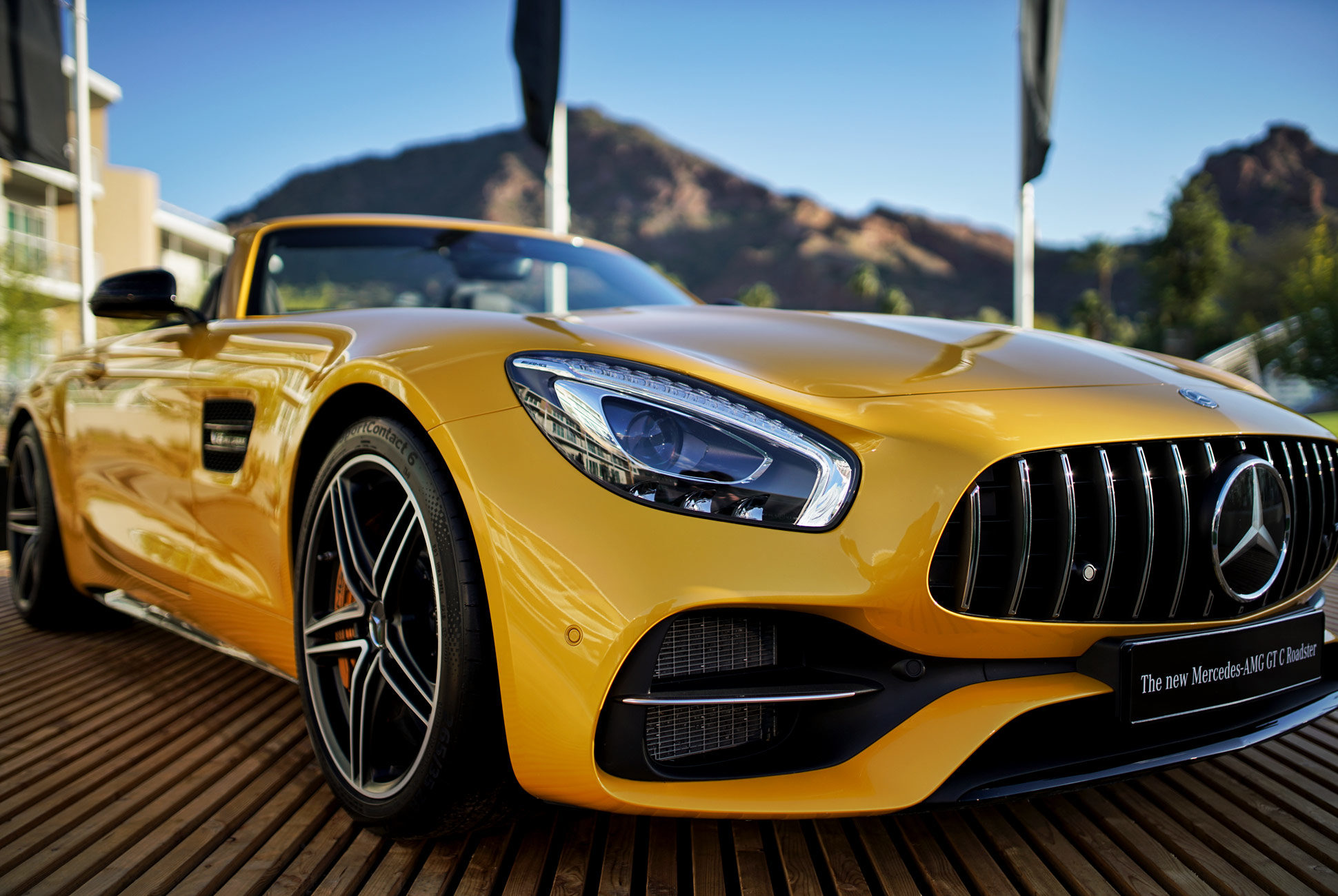 Оранжевый Mercedes Benz AMG gt